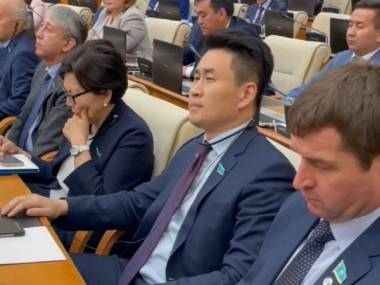 Казахстанские депутаты пользовались мобильными телефонами во время заседания Мажилиса