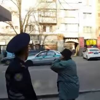 Нетрезвый мужчина напал с кирпичом на продавца киоска в Алматы