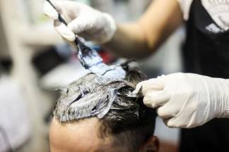 Клиент парикмахерской пострадал после окрашивания волос
