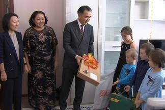 Две многодетные семьи в Алматы получили квартиры в одном из новых жилых комплексов