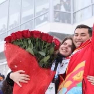 Сотрудник оргкомитета Универсиады сделал любимой предложение в прямом эфире в Алматы