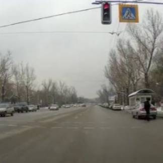 Полицейский автомобиль нарушил ПДД в Алматы