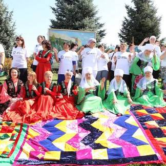 Алматинцы установили мировой рекорд, создав самый большой құрақ көрпе