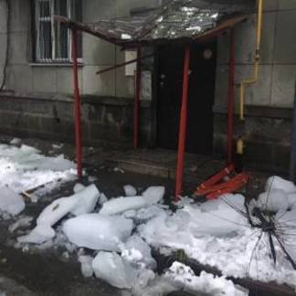 Глыба льда упала с крыши на пожилую женщину в Алматы
