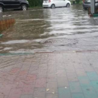 Несколько улиц Алматы ушли под воду
