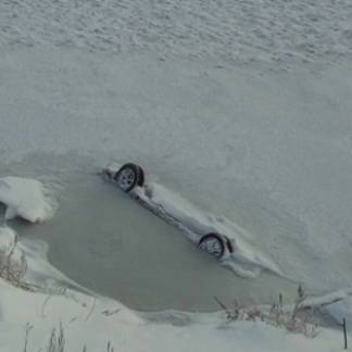 Машина провалилась под лед в ЗКО