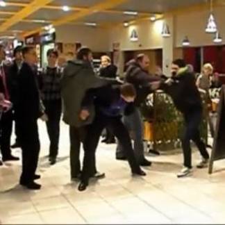 Минувшей ночью в сети появилось видео массовой драки в торговом центре Алматы