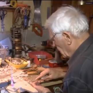 Пенсионер из Актобе создает уникальные сувениры из дерева
