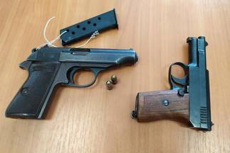 Павлодарец принес в полицию пистолеты вековой давности