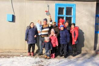Меценаты Алматинской области подарили дом многодетной семье