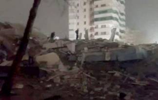 Мощное землетрясение в Турции: очевидцы сняли, как падают дома