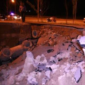 Мотоциклист наехал на ямы и не справившись с управлением разбился в Алматы