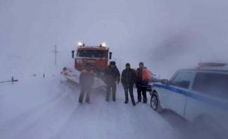 Десятки машин застряли в снегу на перевале в Алматинской области