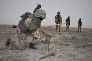 На военных полигонах Атырауской области собирают снаряды и мины