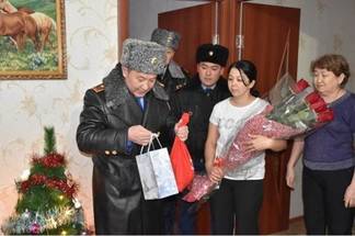 Начальник департамента полиции Алматинской области поздравил семьи погибших коллег с Новым годом