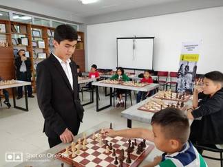 Мастер-класс по шахматам провел в Алматы самый юный гроссмейстер мира