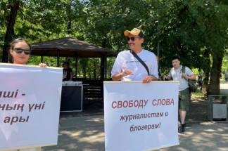 «Нам нужен новый закон о СМИ» — чего требовали журналисты на митинге в Алматы