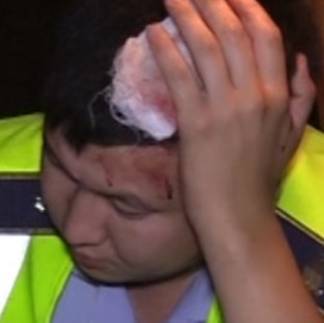 Пьяные мужчины напали на полицейских в Алматы