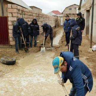 В пригородах Актау после последнего наводнения в круглосуточном режиме откачивают воду