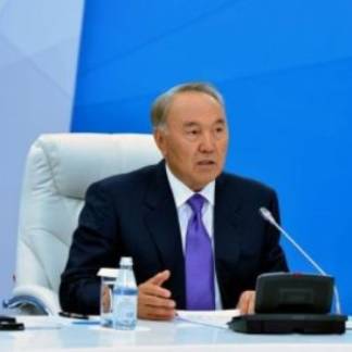 Нурсултан Назарбаев купил обувь алматинского производства