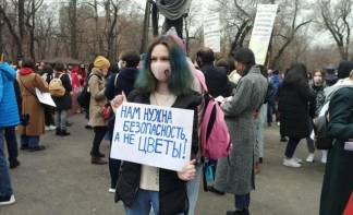 «Не нужны мне цветы, я хочу защищенности!» – женский марш впервые прошел в Алматы
