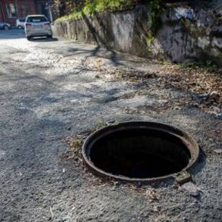 Алматинцев призывают сообщать о ворующих или скупающих чугунные крышки от канализационных люков