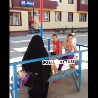 Жителей Актобе напугала женщина в никабе на детской площадке