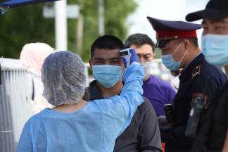 Алматинцы массово пренебрегают простейшим средством защиты – медицинской маской, чем угрожают себе и окружающим