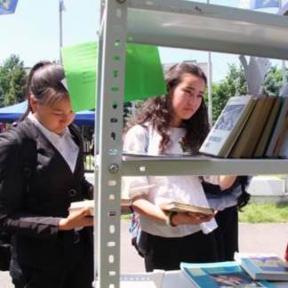 В Алматы открылась «Свободная книжная полка»