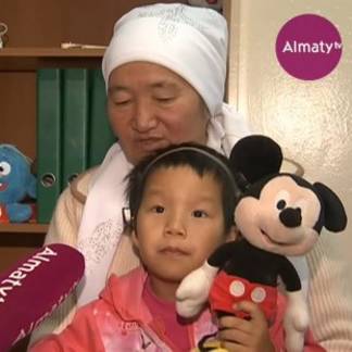 Врачи вернули слух девочке с врождённым пороком развития ушей в Алматы