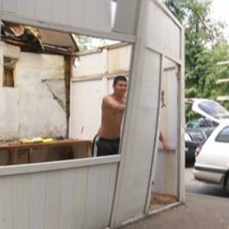 19 незаконных объектов торговли снесли в Медеуском районе Алматы
