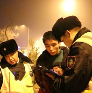 В Алматы ночью трое парней напали на прохожего и его брата