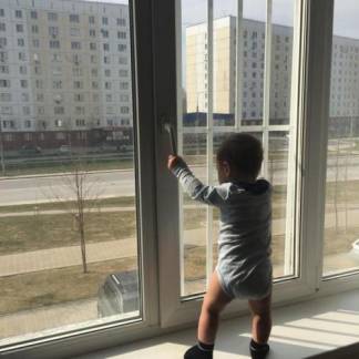С наступлением жарких дней участились случаи выпадения детей из окон многоэтажек Алматы