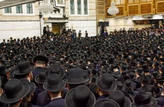 Ортодоксальные евреи схлестнулись с полицией на похоронах раввина