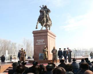 В Алматинской области открыли памятник батыру Отегену Отегулулы
