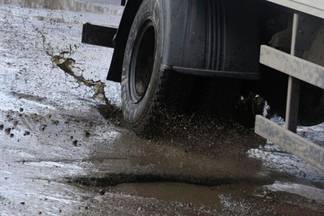 В Уральске водитель отсудил у ЖКХ более миллиона тенге за поврежденный на плохой дороге автомобиль