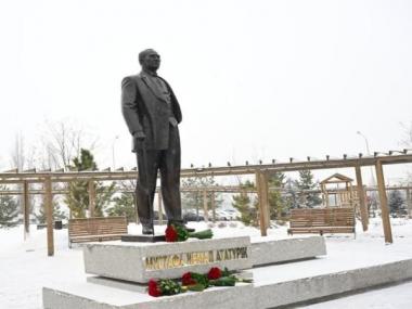 Памятник Мустафе Кемалю Ататюрку открыли в Алматы