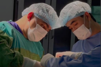 Пациенту с тяжелым диагнозом имплантировали искусственное бедро в Алматы