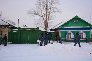 Петропавловские полицейские взялись за лопаты