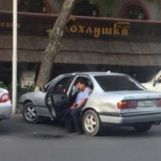 Алматинского полицейского справившего нужду из автомобиля уволили