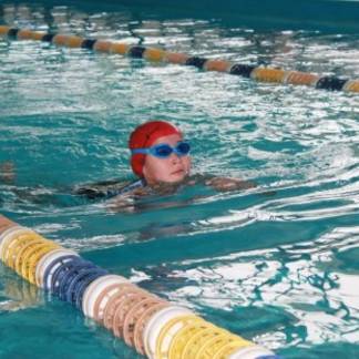 В Алматы стартовали бесплатные обучения плаванию для детей