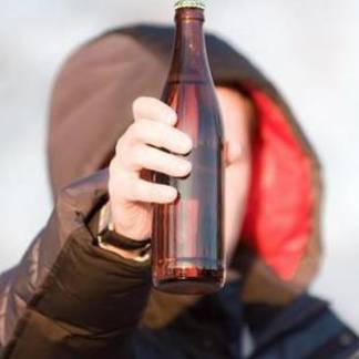 В Атырауской области оштрафовали мужчину за распитие алкоголя с подростком