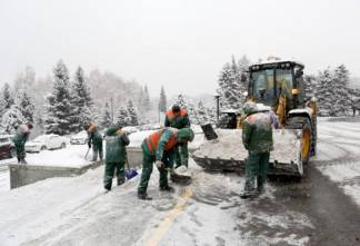 Почти четыре тысячи кубометров снега вывезли из Алматы