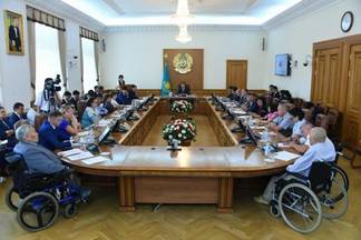 Аким Алматы Бакытжан Сагинтаев провел совещание по вопросам социальной поддержки лиц с ограниченными возможностями
