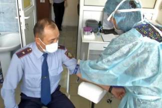 Полицейские Алматинской области сдают кровь для жертв ДТП
