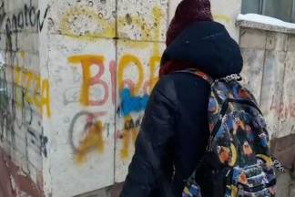 Полицейские и волонтеры уничтожили граффити с рекламой наркотиков в центре Кокшетау