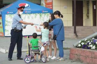 Полицейские Кокшетау раздают бесплатные маски