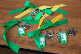 В Уральске многодетные семьи получили ключи от квартир