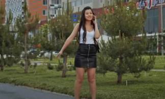 Пользователей Казнета возмутил оскорбительный подтекст видеоролика о девушке в мини-юбке