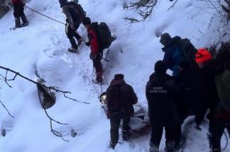 Попавшую под лавину туристку спасатели нашли живой спустя двое суток